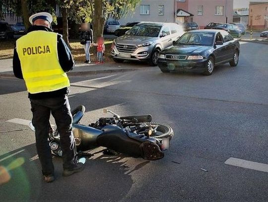 (ZDJĘCIA) Pijany kierowca nie ustąpił pierwszeństwa motocykliście. Dwie osoby zabrane do szpitala!