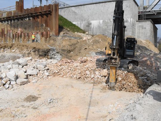 (ZDJĘCIA) Pogoda sprzyja pracom na Moście Tczewskim. Zakończono rozbiórkę filara nr 1