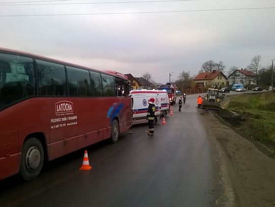 [ZDJĘCIA] Policja wstępnie: koparka zahaczyła autobus. To cud, że nikt nie zginął