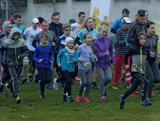 (ZDJĘCIA) Ponad 100 biegaczy w deszczowym parkrunie