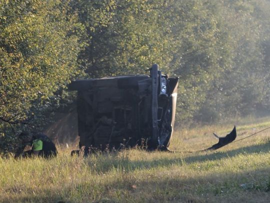 (ZDJĘCIA). Poważny wypadek na "berlince". Zderzenie dwóch samochodów, chwilę wcześniej auto wjechało do rowu