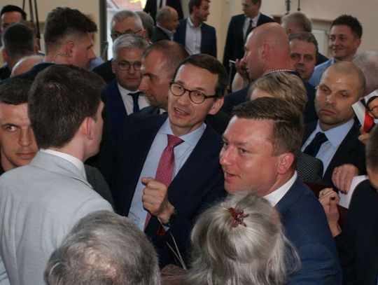 (ZDJĘCIA) Premier PR w Pelplinie. Mateusz Morawiecki chętnie fotografował się z mieszkańcami