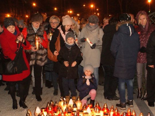 (ZDJĘCIA) Przed urzędem kilkuset mieszkańców w milczeniu pożegnało Pawła Adamowicza 