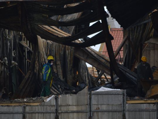 (ZDJĘCIA) "Retman" póki co nie jest rozbierany. Trwa zabezpieczanie obiektu