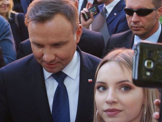 (ZDJĘCIA) Selfie z prezydentem? Dlaczego nie! Głowa państwa chętnie fotografowała się z pelplinianami