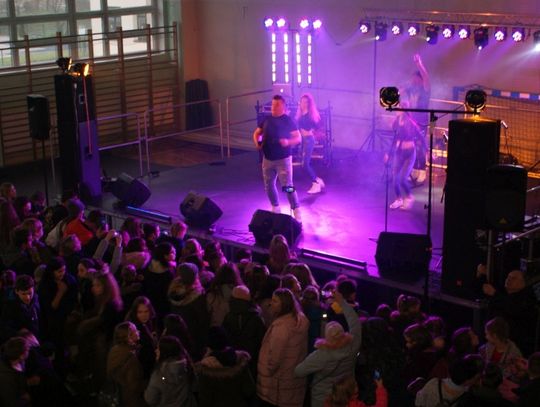 (ZDJĘCIA) Setki mieszkańców w SP 12. Niedziela pod znakiem koncertów i kwestowania na rzecz WOŚP