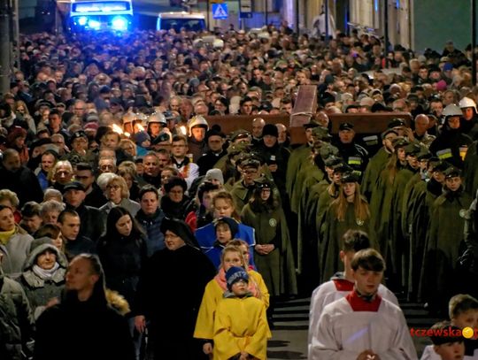 (ZDJĘCIA) Setki wiernych na tczewskiej Drodze Krzyżowej
