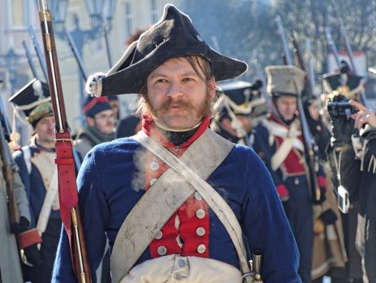 (ZDJĘCIA) Siarczysty mróz i zapach prochu... Setki rekonstruktorów przeszło ulicami Tczewa. Co za widok!