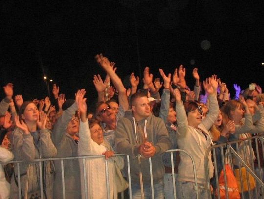 (ZDJĘCIA) Skradli serca publiczności. Energetyczna Lisowska i legendarny Krawczyk w Pelplinie!