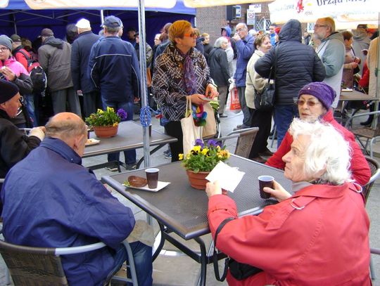 (ZDJĘCIA) Słodkie baby na dworcu. Setki mieszkańców skorzystały z poczęstunku