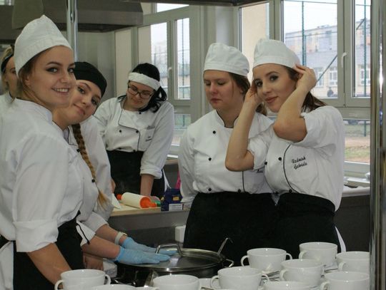 (ZDJĘCIA) Smacznie i regionalnie w tczewskim „ekonomiku”. Uczniowie rywalizowali na wiedzę i potrawy!