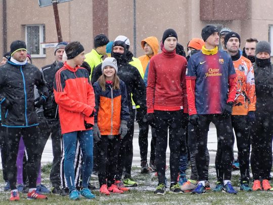 (ZDJĘCIA) Śnieg nie odstraszył tczewskich biegaczy