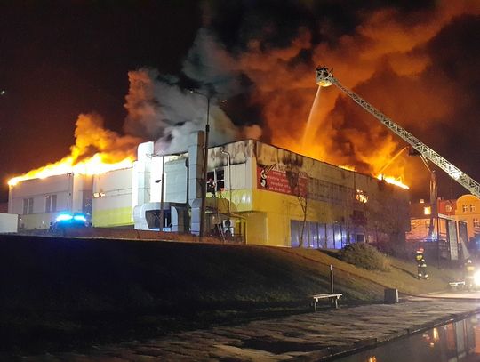 (ZDJĘCIA) Spłonął "Retman". Płomienie sięgały kilkunastu metrów