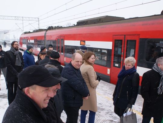 (ZDJĘCIA) Spóźnienie pociągu i niespodzianka dla konduktorki. Tak w Subkowach otwierano stację "Centrum"