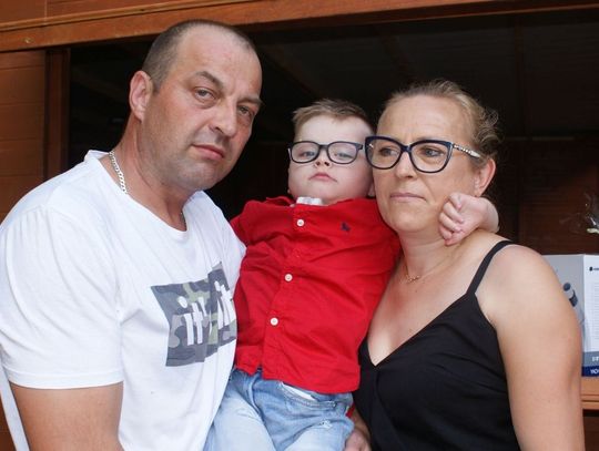 (ZDJĘCIA) Stracił mamę, ale dzielnie walczy o zdrowie! Mieszkańcy zbierali środki na leczenia Dominika