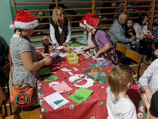 (ZDJĘCIA) Świąteczna atmosfera na kiermaszu w Szkole Podstawowej nr 7