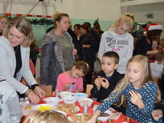 (ZDJĘCIA) Świąteczny kiermasz w tczewskiej "Siódemce"!