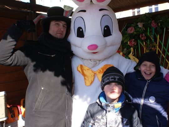 (ZDJĘCIA) Swojskie wędliny i pasztety, słodkości oraz... setki gości - za nami Jarmark Wielkanocny