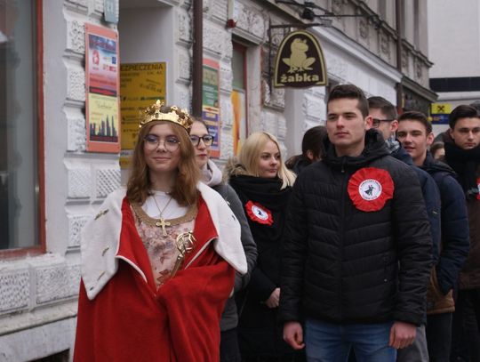 (ZDJĘCIA) Tanecznym krokiem do matury. Tczewscy uczniowie opanowali "starówkę"!