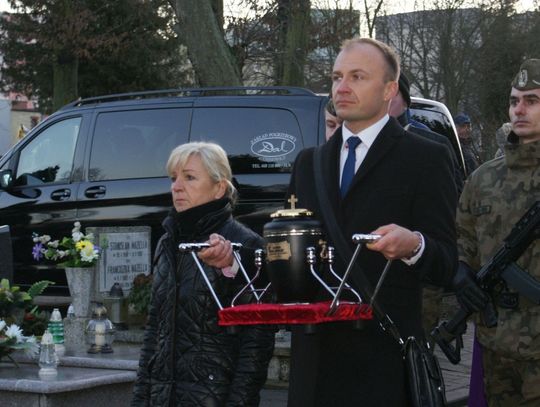 (ZDJĘCIA) Tczewianie pożegnali K. Piechowskiego. Uciekinier z Auschwitz spoczął na cmentarzu przy ul. Gdańskiej