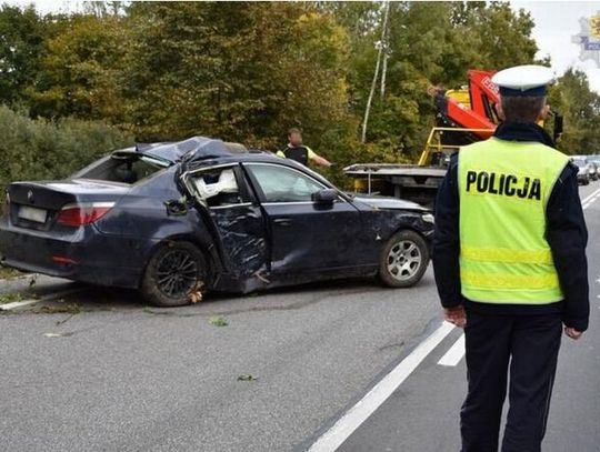 (ZDJĘCIA) Tragedia pod Szpęgawskiem - BMW wjechało w drzewo. 22-latek nie miał uprawnień do kierowania