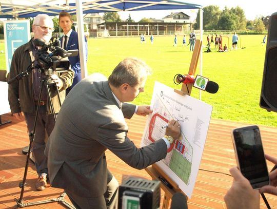 (ZDJĘCIA) Umowa na stadion podpisana. Pierwszy taki obiekt w powiecie!