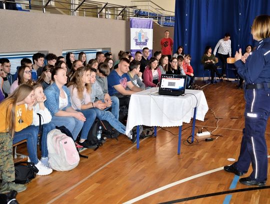 (ZDJĘCIA) W Dąbrówce debatowali z policjantami na temat cyberzagrożeń