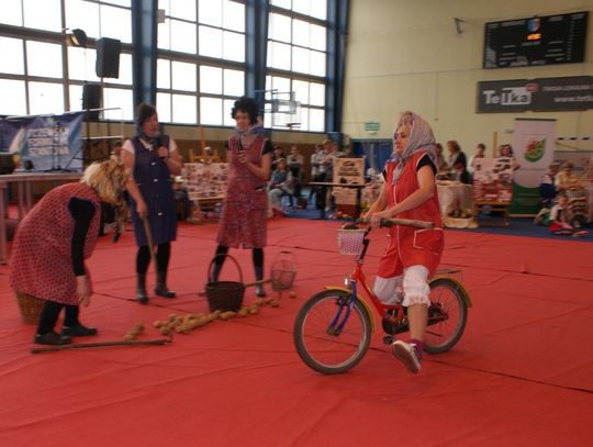 (ZDJĘCIA) W sobotę Koła Gospodyń Wiejskich z całego powiatu rywalizowały na hali w Tczewie 