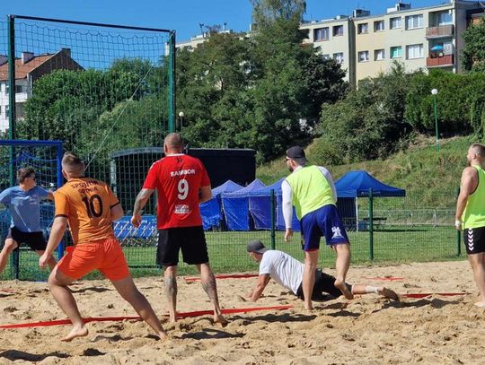 [ZDJECIA] Wakacyjne emocje i dobra zabawa podczas turnieju piłki ręcznej plażowej. A kto na podium?