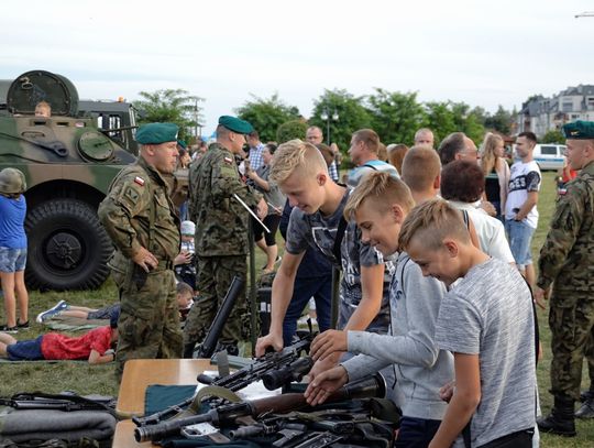 (ZDJĘCIA) Wszystko można było obejrzeć, a czasami nawet wypróbować. Za nami Piknik Militarny na bulwarze