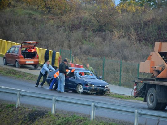 (ZDJĘCIA) Wyciągali auto z wody przy ul. Poligonowej