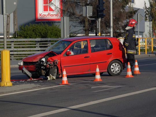 (ZDJĘCIA) Zderzenie na al. Solidarności w Tczewie. Rozbite dwa auta