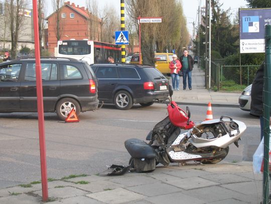 (ZDJĘCIA) Zderzenie skutera z osobowym oplem przy ul. Gdańskiej