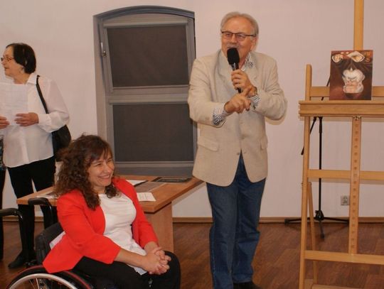 (ZDJĘCIA) Zlicytowała obrazy, by zebrać środki na windę. Takiego zainteresowania nikt się nie spodziewał!