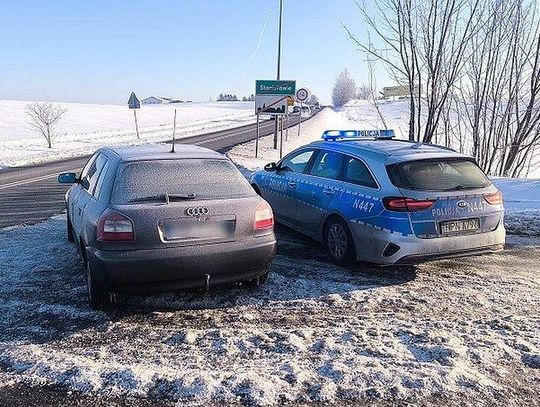 Zima nie wybacza błędów. Źle zaparkowane auto mogło doprowadzić do wypadku