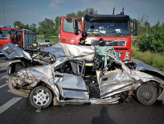 "Zjechał na przeciwległy pas ruchu i czołowo uderzył w dostawczaka". 23-latek trafił do szpitala