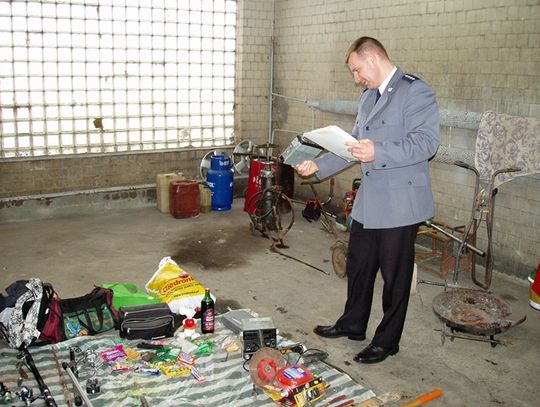 Złodziej ukrył się przed policjantami pod podłogą