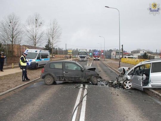 Zmiażdżone auta. Mieszkaniec Tczewa w ciężkim stanie zabrany do szpitala
