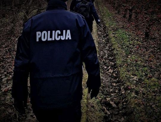 Znaleziono młodą kobietę wychłodzoną, bez obuwia na torowisku... Apel policji do rodzin o reagowanie