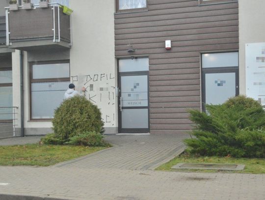 Zniesławiające treści wypisane na wejściu do kancelarii komorniczej. Policja szuka sprawcy
