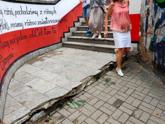 Zniszczone i zaniedbane schody na Starym Mieście 