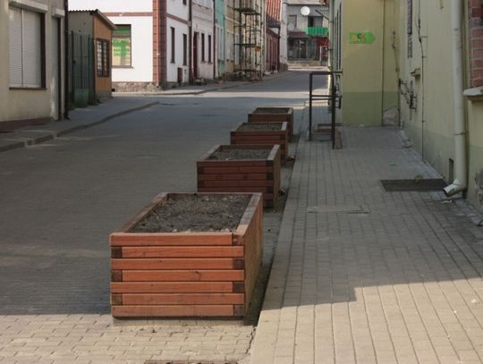 Zniszczone kwietniki ze śmieciami - smutek na gniewskich ulicach