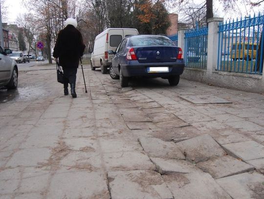 Zniszczony chodnik przed szpitalem