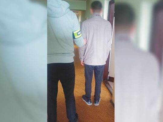 Zniszczył sprzęt otwierający bramę na osiedle. Wandal niszczył KOPIĄC I SKACZĄC