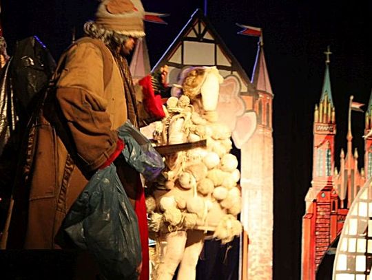 ZOBACZ ZDJĘCIA ŻW SPEKTAKLU! O cudzie Bożego Narodzenia w spektaklu dla dzieci „Gra warta piernika, czyli Maurycy i kolędnicy” 