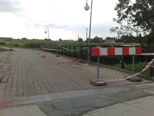 Żołnierze zbudowali, a kierowcy zniszczyli most 