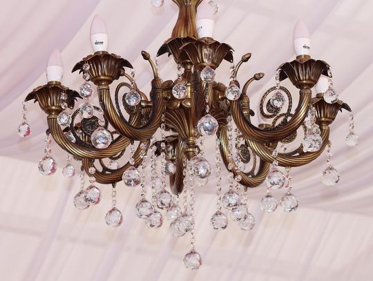 Żyrandol do salonu – jak znaleźć idealną lampę?