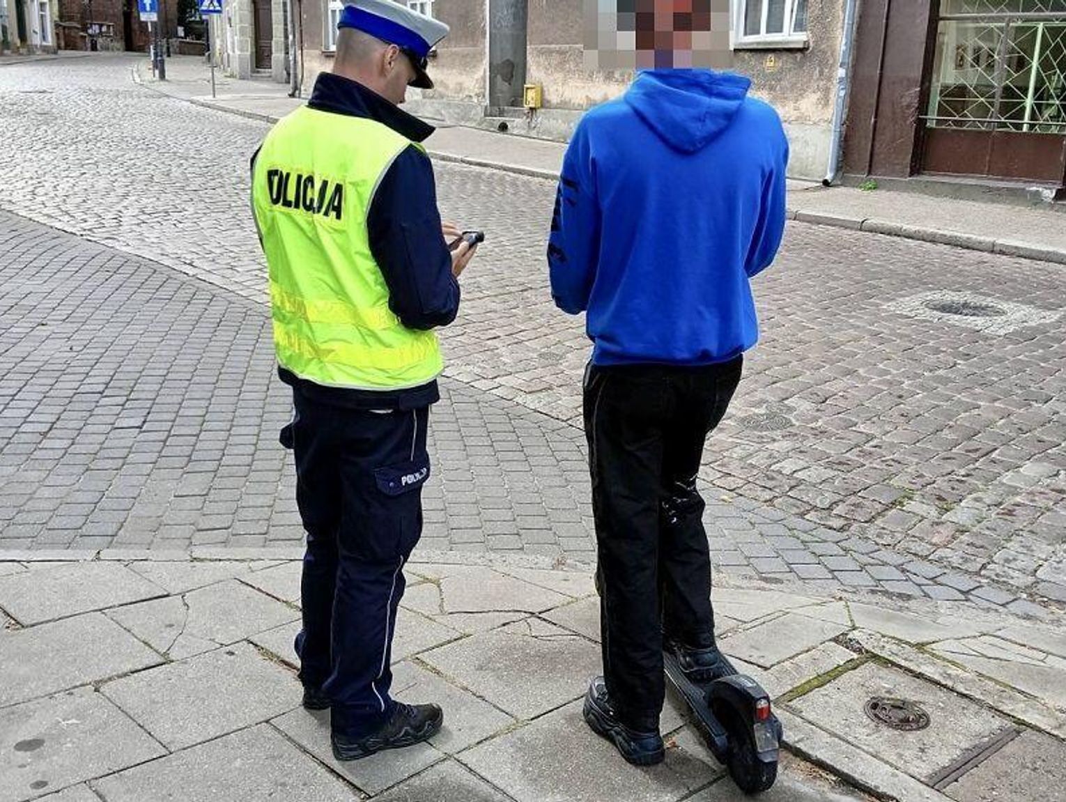 Nie tylko hulajnogi pod lupą. Policjanci przyłapali także kierowców na przejeździe kolejowym !