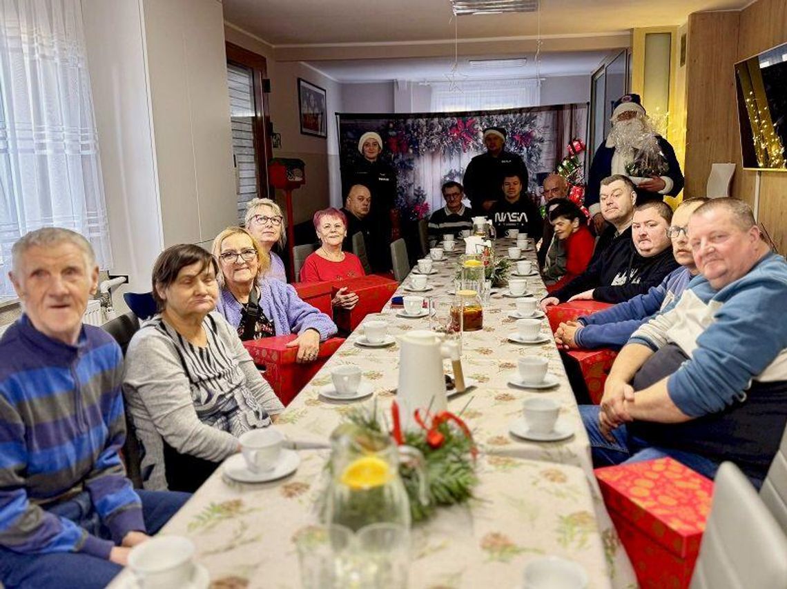 [GALERIA ZDJĘĆ] 100 paczek i mnóstwo uśmiechów. Policyjny Niebieski Mikołaj znów w akcji