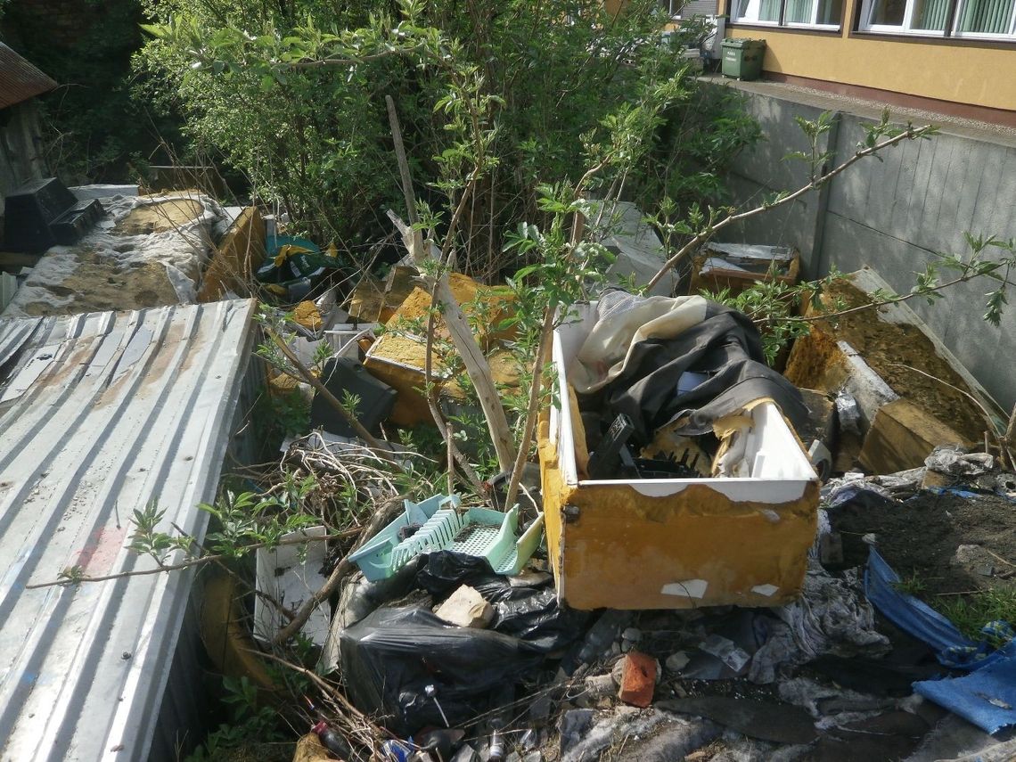 100 ton śmieci w centrum miasta! Lodówki, pralki, meble… 100 ton śmieci w centrum miasta! Lodówki, pralki, meble…